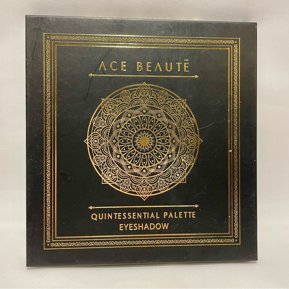 Ace Beauté - Quintessential Palette with 16 Shades in Black/Gold Mandala Design